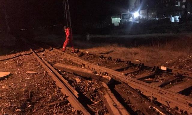 Дерайлиралият влак унищожил километри релси